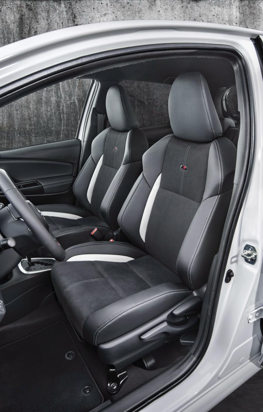 Интерьер Toyota Yaris Hybrid GR Sport 2018 года  (EU) (фото 4 из 6)